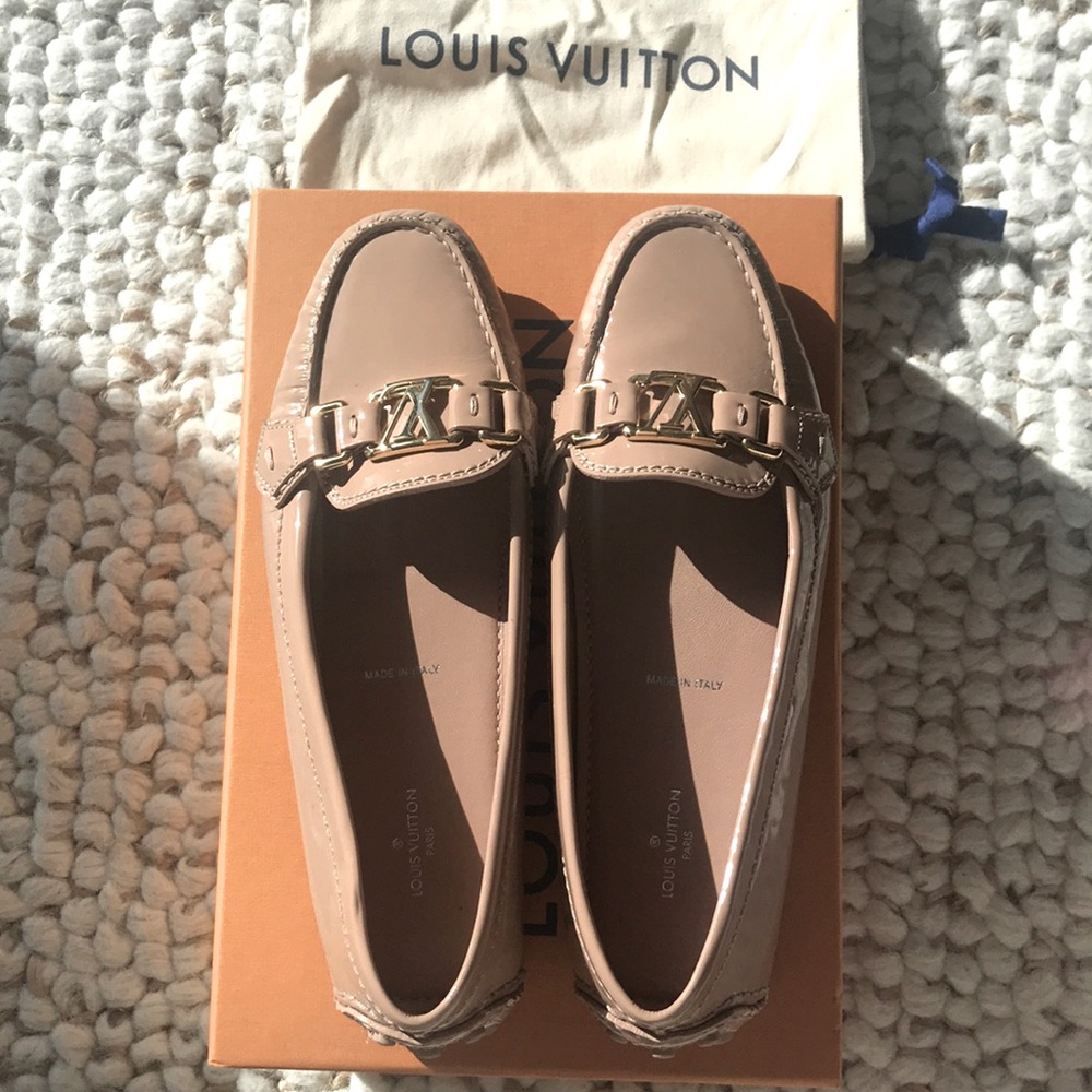Louis Vuitton vernis beige loafer